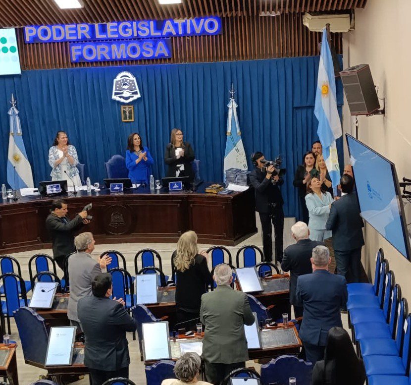 La sesión para el juramento de la Constitución provincial comenzó con el izamiento de la bandera hecha por los jefes de los bloques de convencionales.