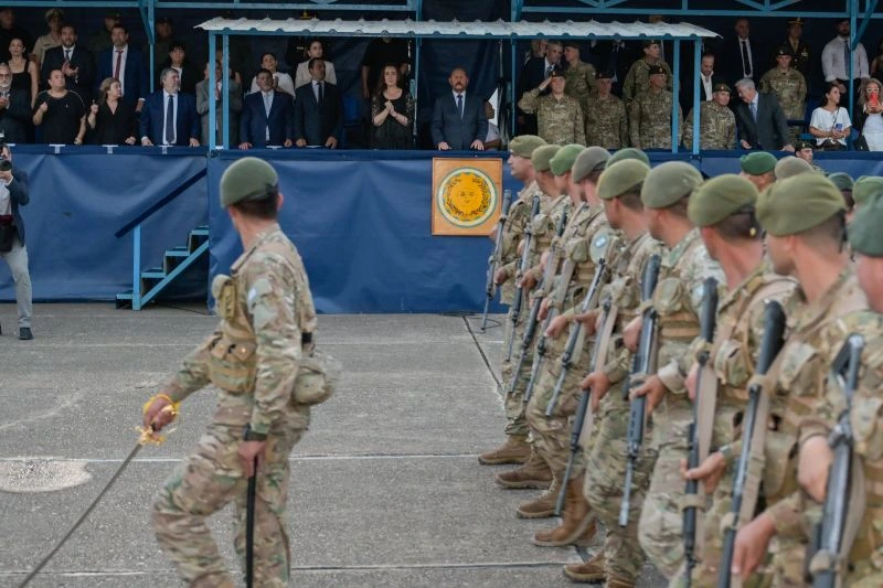 El acto, además del Gobernador y la Vicepresidenta, contó con las máximas autoridades del Ejército. Fuente: Redes sociales de Insfrán.