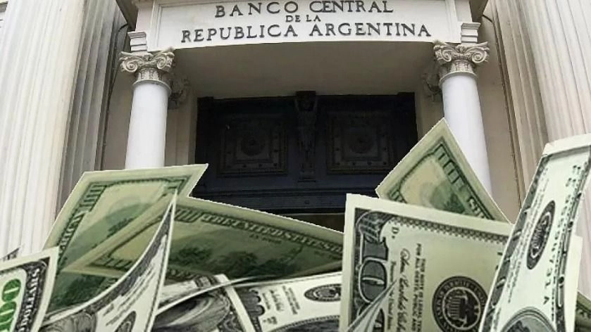 El dólar oficial subió $45 en una hora y se acerca al techo de las bandas cambiarias.