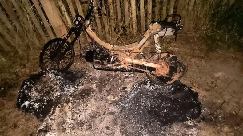 La Policía halló la moto de Gabriela Arací Barrios incendiada en un terreno abandonado del barrio Sur de Avia Terai.