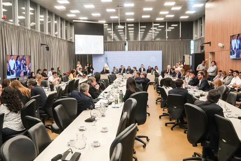 El oficialismo advirtió a la oposición que vetará cualquier Presupuesto que no garantice el equilibrio fiscal 2