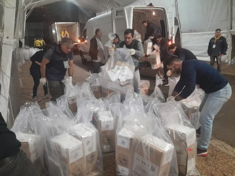 Camiones con urnas y materiales electorales partieron desde Posadas hacia los 78 municipios misioneros bajo custodia federal.