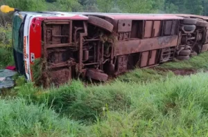Un colectivo despistó en Garuhapé hay 42 pasajeros asistidos y una mujer atrapada