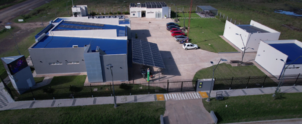 En el lugar se utilizan 160 paneles solares para la energización.