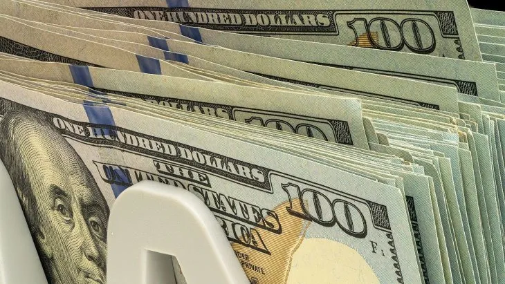 Según el informe, la continuidad o derrota del oficialismo solo modificaría la magnitud del salto del dólar.