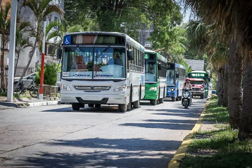 Despidos, suspensiones y recortes salariales la crisis del transporte chaqueño pone en riesgo más de 500 empleos