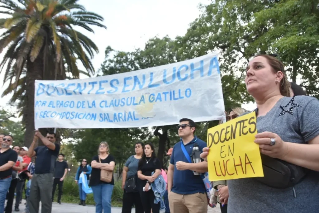 La caída real del 5% en recursos nacionales agrava los salarios docentes y el financiamiento provincial.
