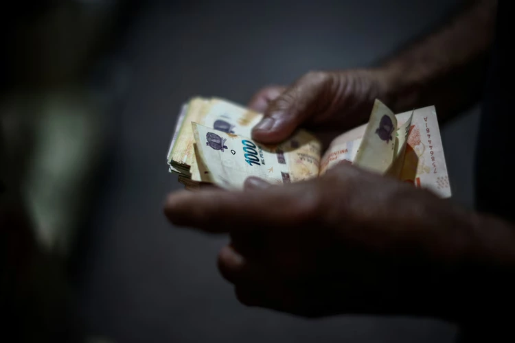 El IIEP advirtió que la inflación sigue superando los ajustes nominales y deteriora el ingreso real de los trabajadores.