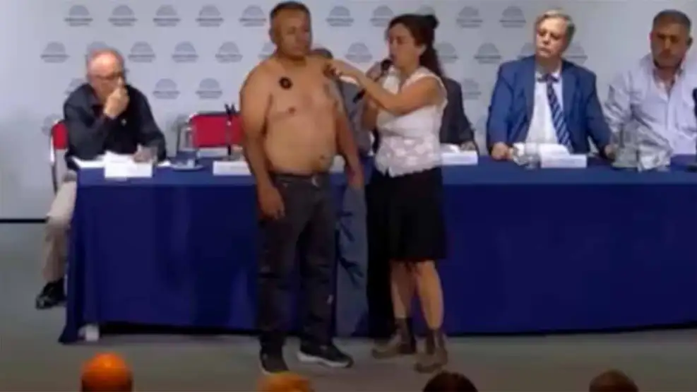El PRO hizo un acto antivacunas en el Congreso un hombre imán y teorías conspirativas desataron indignación