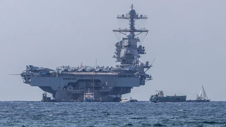 El USS Gerald R. Ford lidera el mayor despliegue militar estadounidense en la región en décadas.