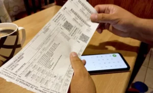 Factura de DPEC. Foto: LT7.