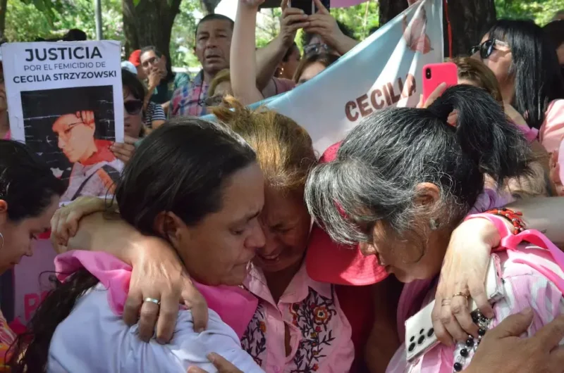 Mujeres esperan el veredicto en el juicio por el femicidio de Cecilia Strzyzowski.