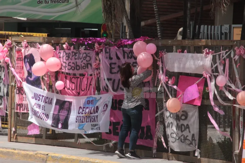 Globos, pancartas y tiras rosa en el vallado policial que está colocado por seguridad frente al Centro de Estudios Judiciales.