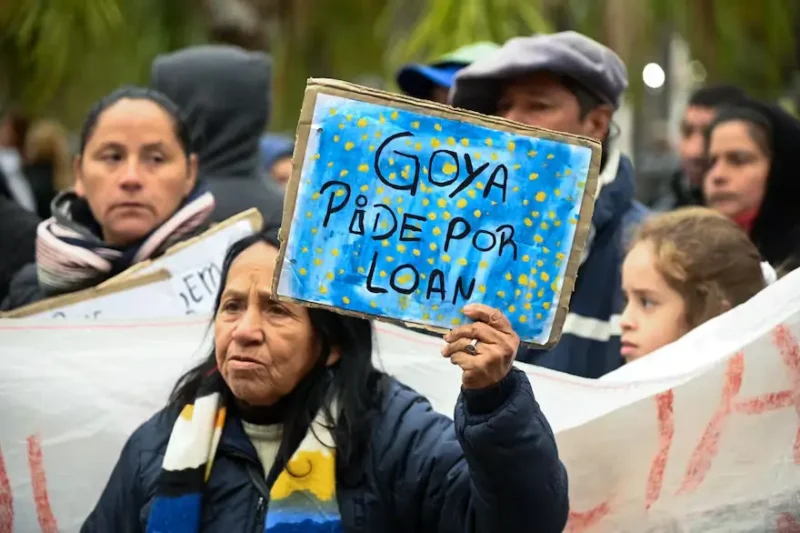 Reclamo por Loan Peña. Foto: La Nación.