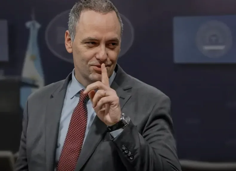 Manuel Adorni negó la eliminación del monotributo. Foto: IA.