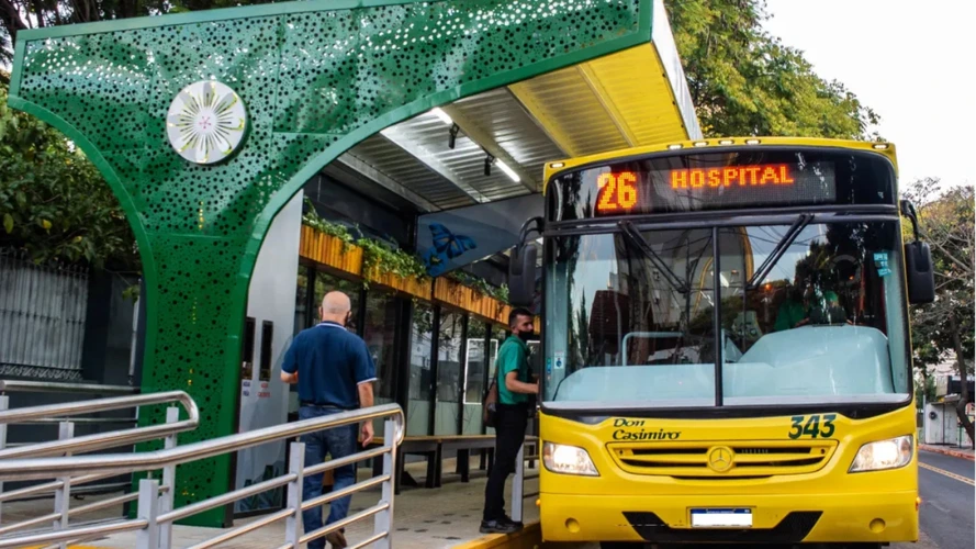 El ajuste impacta en servicios de corta y media distancia en toda la provincia.