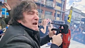 Javier Milei luce la motosierra.