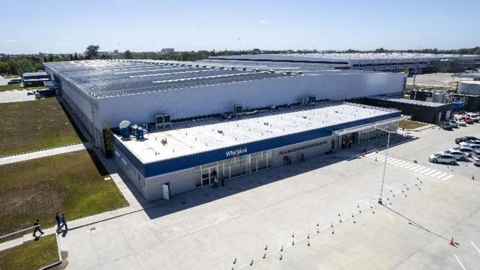 Empresas emblemáticas como Whirlpool y Essen reducen personal o cierran plantas por la falta de demanda.