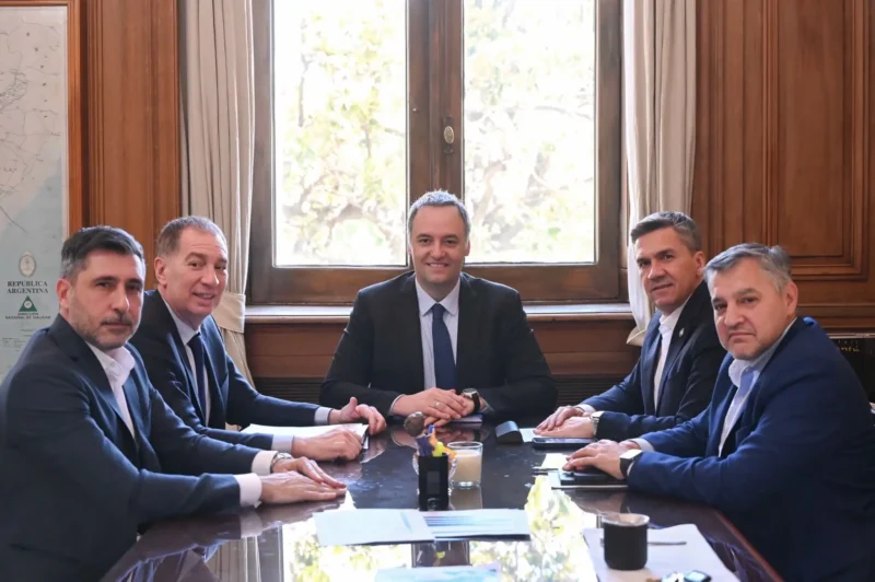 Zdero reunido con Adorni y Santilli. Foto: Casa Rosada.