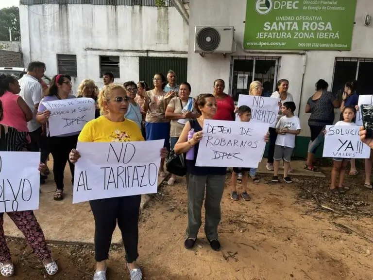 Reclamo de vecinos contra la DPEC en Santa Rosa.