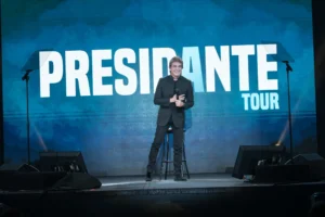 Dante Gebel en su show teatral "Presidante".