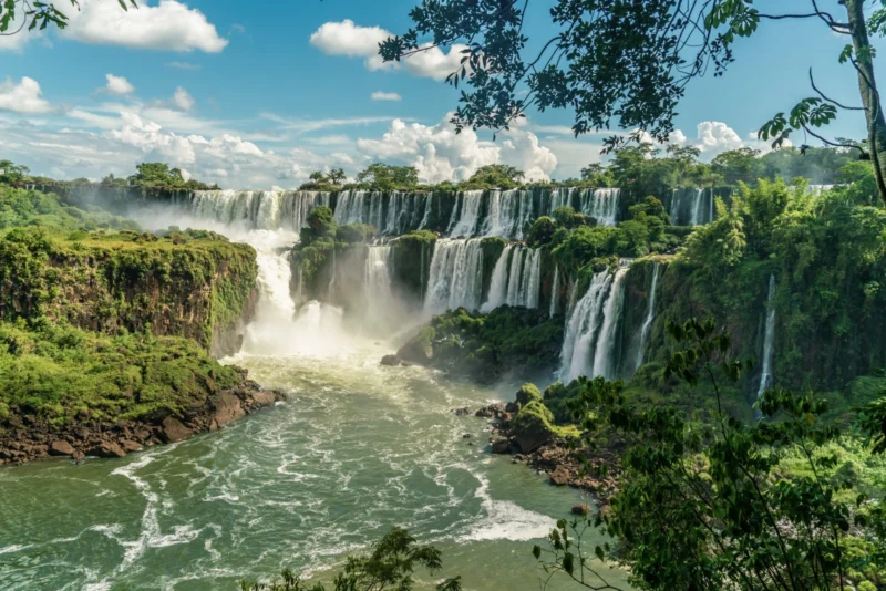 El Gobierno habilitó "microeventos" en las Cataratas del Iguazú