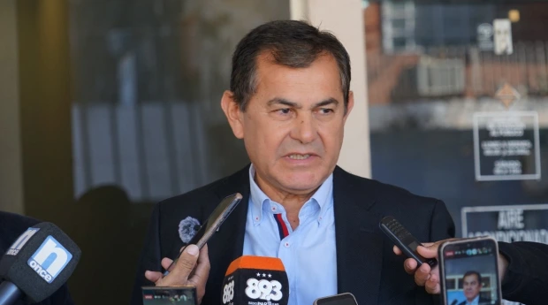 Basualdo enfrenta críticas por no asumir como Diputado y quedar bajo presión para definir su futuro político en diciembre.