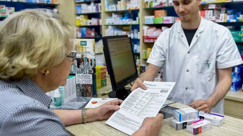 El desfasaje en pagos obliga a las farmacias a financiar prestaciones con recursos propios en un contexto crítico.