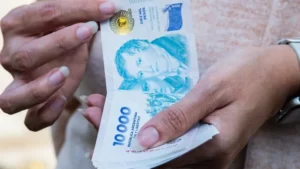 La mitad de los hogares argentinos ya recurre a créditos o ahorros para sobrevivir