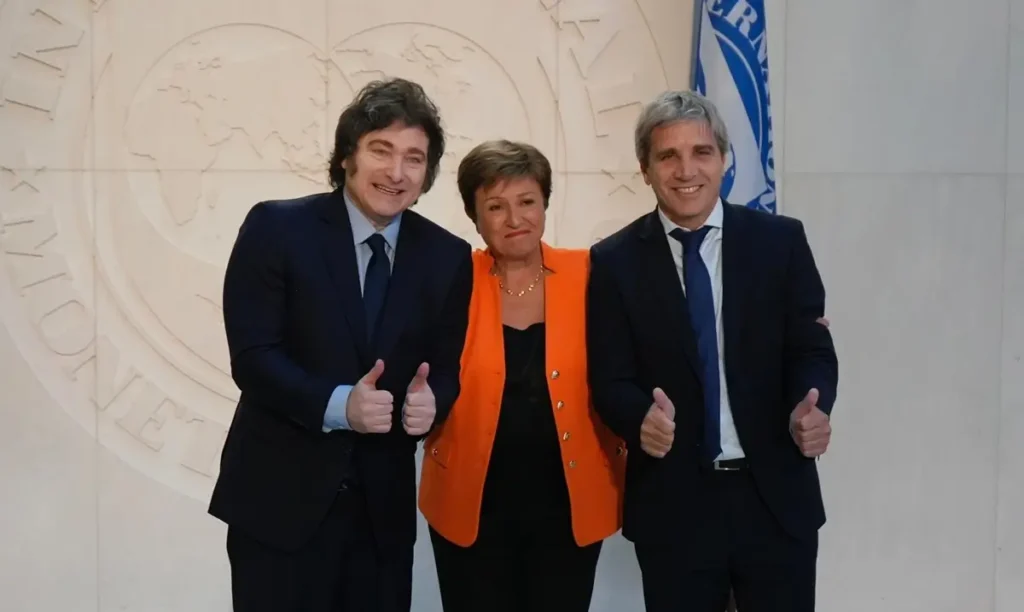 Javier Milei y Luis Caputo, el Ministro de Economía, con la Directora del FMI, Kristalina Giorgieva.
