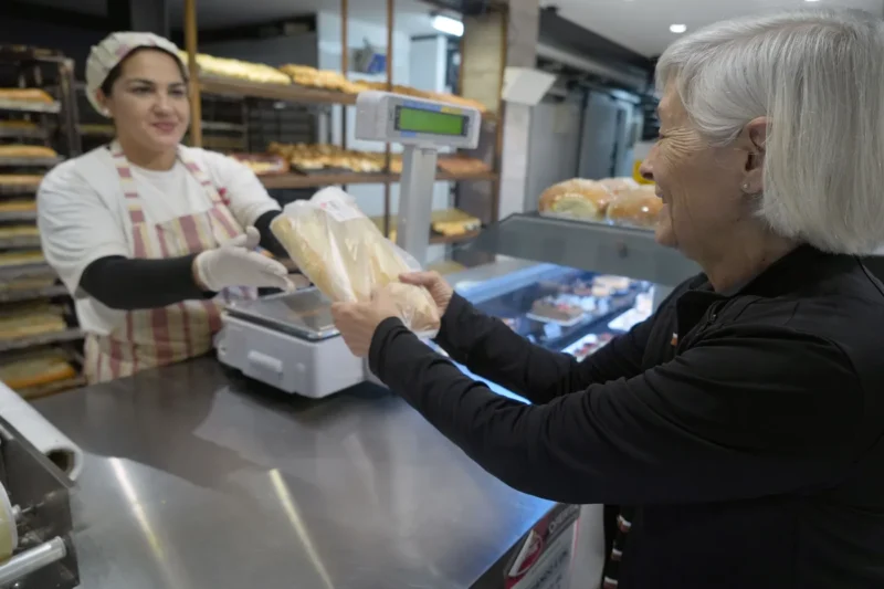Los empleados de comercio recibirán diferentes compensaciones salariales en enero.