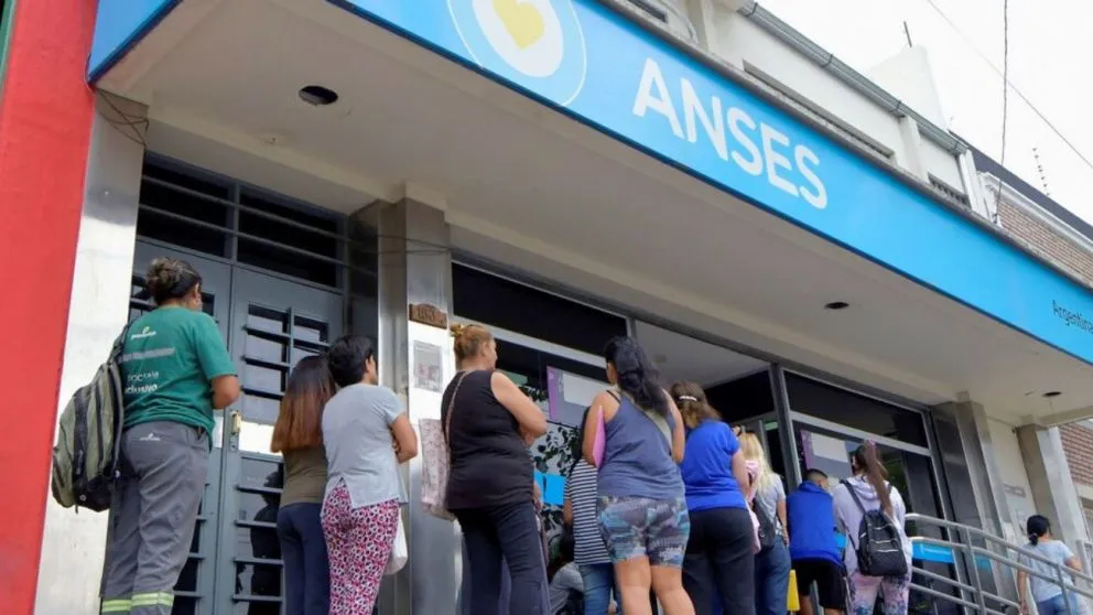 El beneficio se paga a mes vencido y alcanza a trabajadores despedidos sin causa o con contratos finalizados.