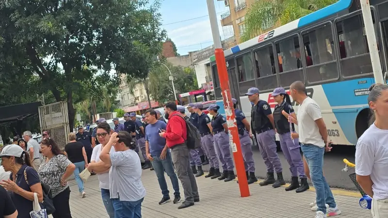 Este martes se realizó una nueva protesta de madres de niños con discapacidad y pacientes oncológicos que reclaman acceso a tratamientos y medicamentos vitales en Chaco. Zdero desplegó amplia presencia policial. Foto: El Destape.