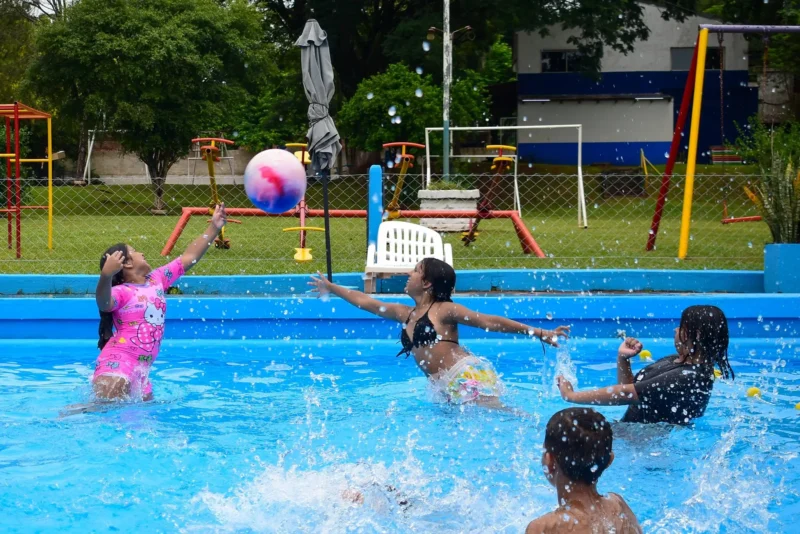 Niñas, niños, adolescentes y adultos mayores disfrutan del receso estival con actividades recreativas, deportivas y de integración social en el NEA. Foto: Gobierno de Posadas.