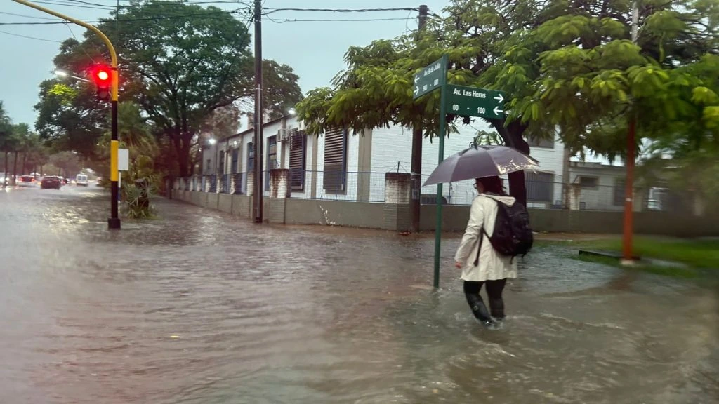 Fuertes lluvias en Resistencia y alrededores anegamientos y problemas para circular