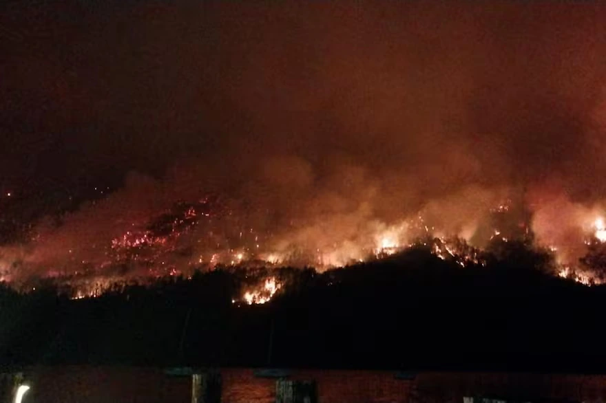 El frente de fuego que afecta a EpuyénGentileza Pablo Muscolo