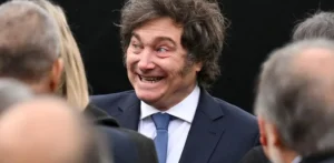 Javier Milei decidió aumentar el sueldo de los funcionarios de su gabinete cerca del 90%. Foto: Reuters.