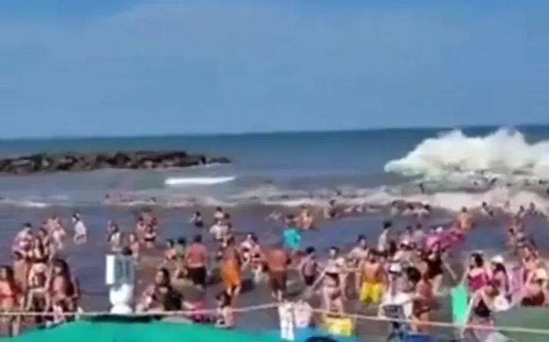 Una serie de olas de gran tamaño, precedidas por una repentina retirada del mar, generó escenas de pánico en distintas playas de Mar Chiquita y Mar del Plata.