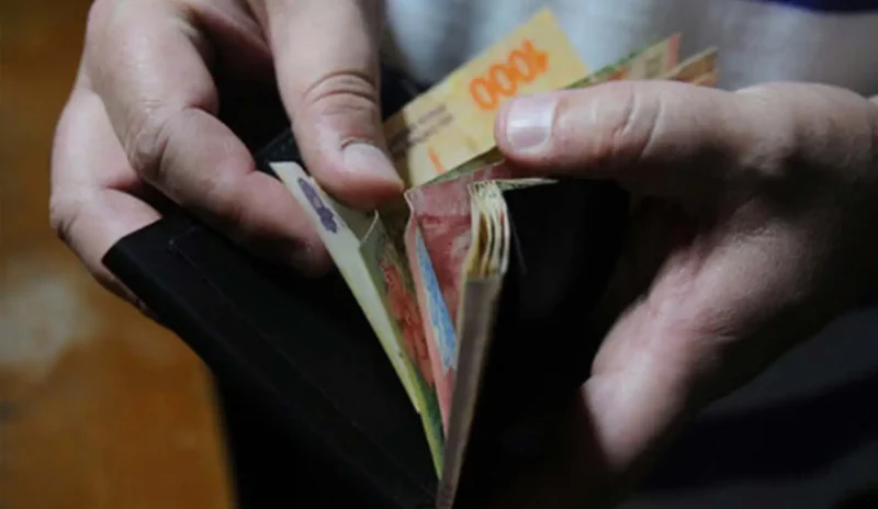El deterioro salarial convive con un mercado laboral debilitado. Foto: Página 12.