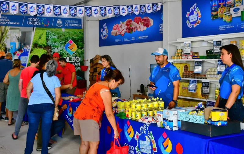 Entre los productos que se ofrecen en el programa Soberanía Alimentaria hay verduras de producción local, productos de Nutrifor, envasados, gas, carnes, huevos y panificados. Foto: Édgar Pérez.