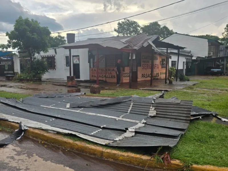 El temporal generó voladura de techos en Posadas. Foto: El Territorio.