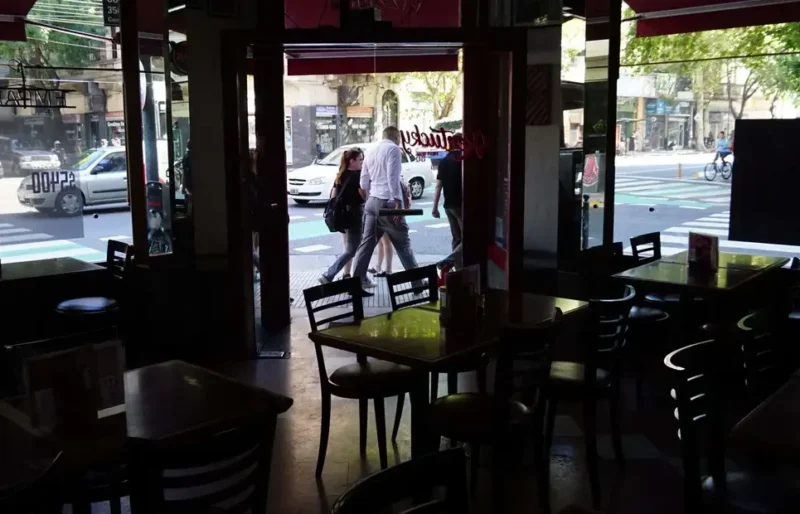 El apagón ocurrió mientras la sensación térmica superaba los 35 grados en el área metropolitana.