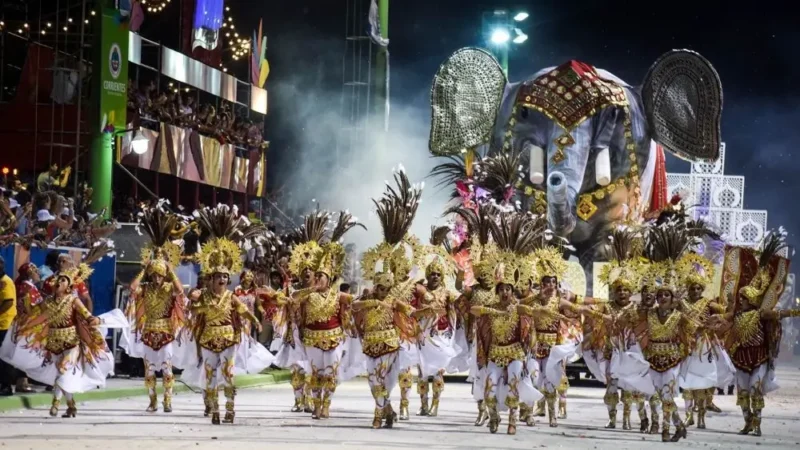 Los Carnavales Correntinos 2026 contarán con 10 noches de desfile. Foto: Época.