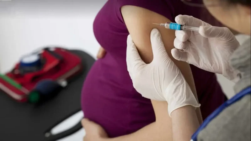 Desde el Ministerio de Salud Pública de Corrientes se informó que las dosis ya se encuentran disponibles en todos los vacunatorios de la provincia.