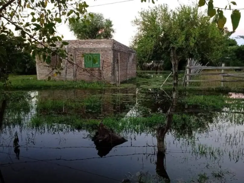 El pronóstico meteorológico anticipa nuevas lluvias al menos hasta el domingo, un dato que mantiene en alerta máxima a las autoridades y a las comunidades afectadas. Foto: El Litoral.