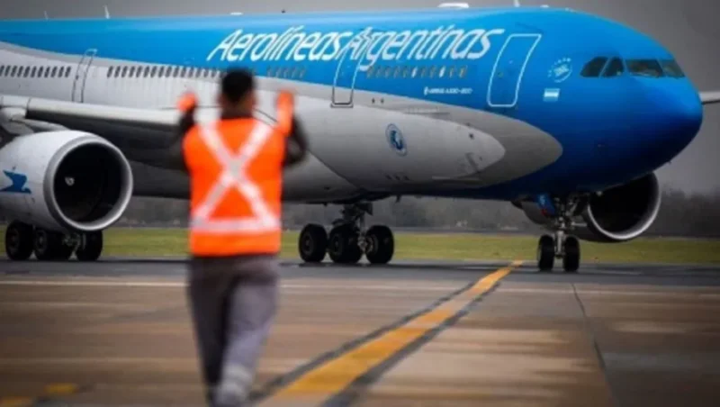 El origen del conflicto del Gobierno y los controladores aéreos es laboral y salarial.
