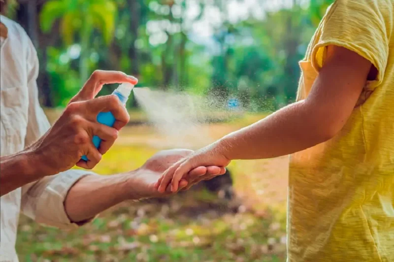 Los protectores solares y los repelentes de insectos no sólo son aliados del disfrute al aire libre, sino también herramientas clave para el cuidado de la salud.