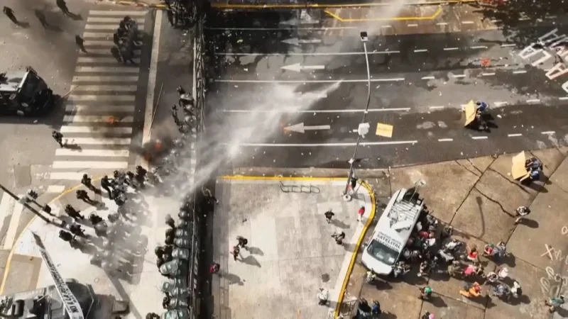 Enfrentamientos entre la Policía y manifestantes fuera del Congreso de la Nación, durante el tratamiento de la reforma laboral. Foto: TN.