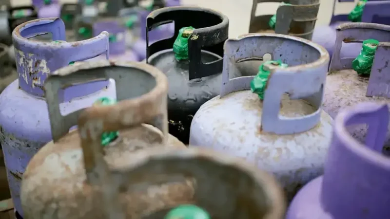 Cinco trabajadores fueron despedidos mientras participaban de un paro por reclamos salariales.