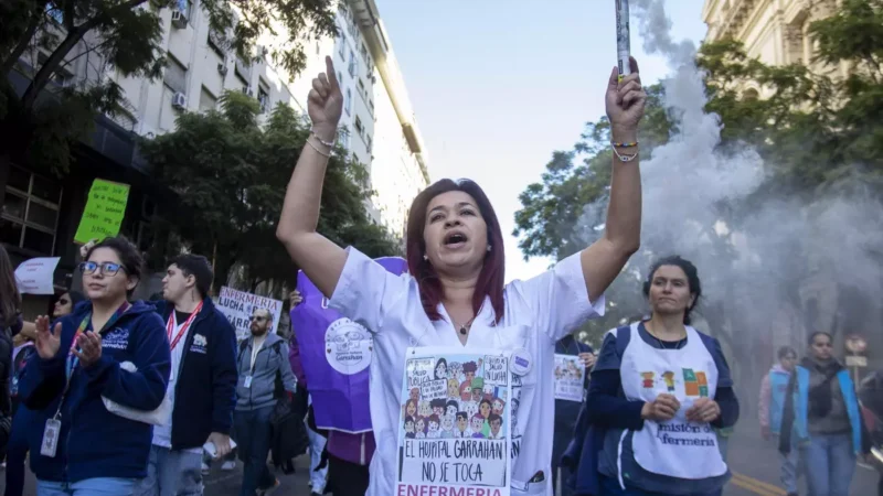 La referente de ATE Garrahan Verónica Moria Pietropablo advirtió sobre una serie de medidas que, según denunció, configuran un intento de desmantelamiento de la principal institución pediátrica del país. Foto: Noticias Argentinas.